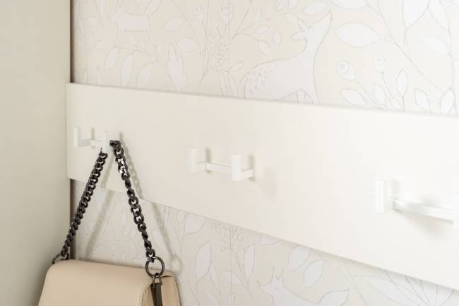 Обувница с пеналом для одежды и двумя вешалками Октава цвет белый шагрень/серый графит/дуб крафт золотой