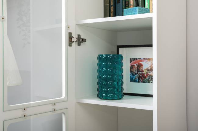 Пенал-витрина в гостиную Остин 16.394.03 цвет белый шагрень/дуб крафт золотой