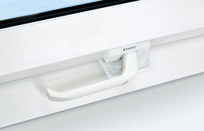 Деревянное мансардное окно PPP-V U3 PRESELECT MAX с комбинированной системой открывания Деревянное мансардное окно PPP-V U3 PRESELECT MAX с комбинированной системой открывания